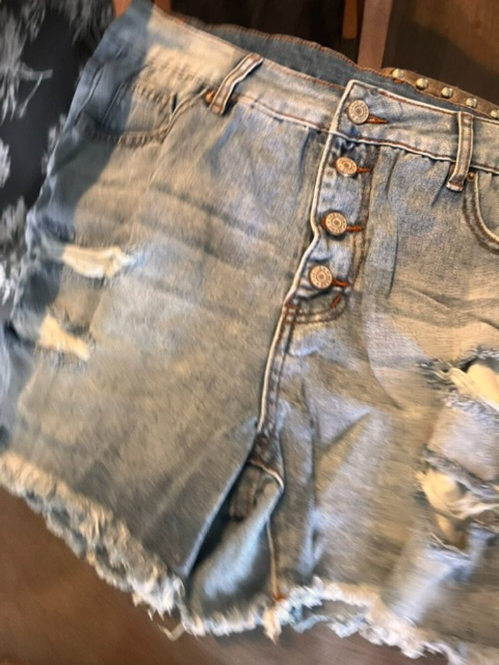 5 POCKET BUTTON DOWN DISTRESSED SHORTS XL